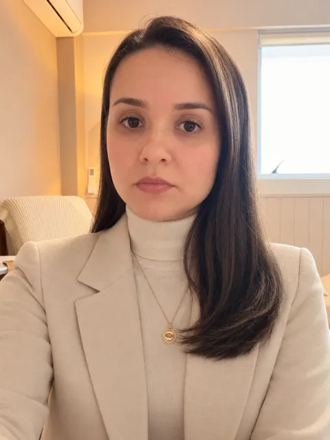 Retrato da psicóloga Tailyne Pimentel no consultório